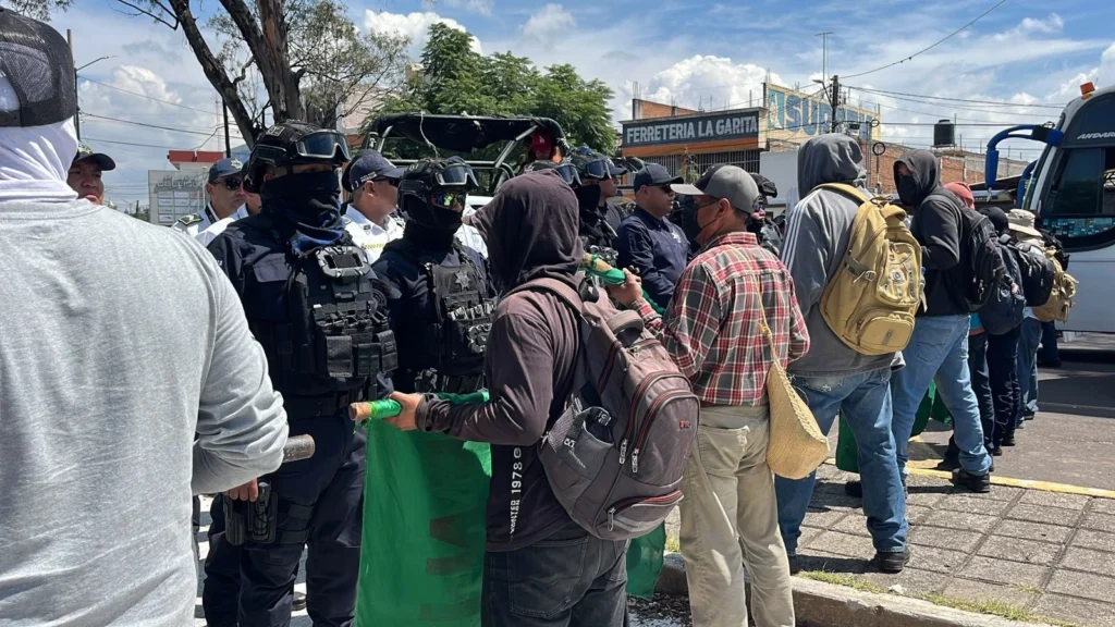 Lunes de protestas en Michoacán: normalistas retienen camiones y comuneros toman casetas